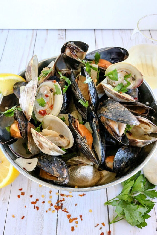 Clams and Mussels in Garlic Butter Wine Sauce Karyl's Kulinary Krusade